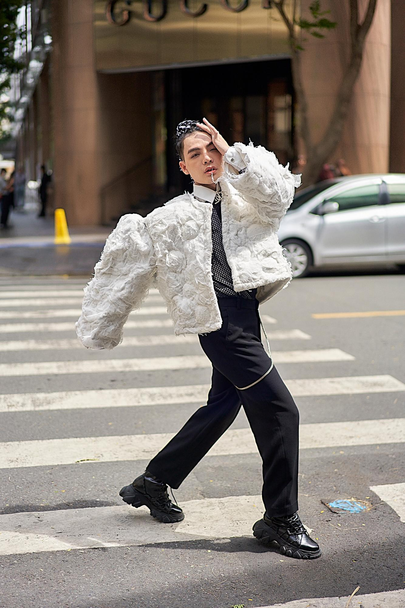 Kim Thành gây sự chú ý với chiếc áo khoác lông bất chấp nắng nóng cùng kiểu tóc dreadlock. Bộ cánh street style anh diện được thiết kế riêng cùng chất liệu thân thiện với môi trường