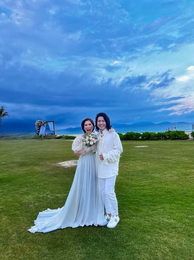 Bà xã Khương Ngọc cùng người bạn thân thiết.