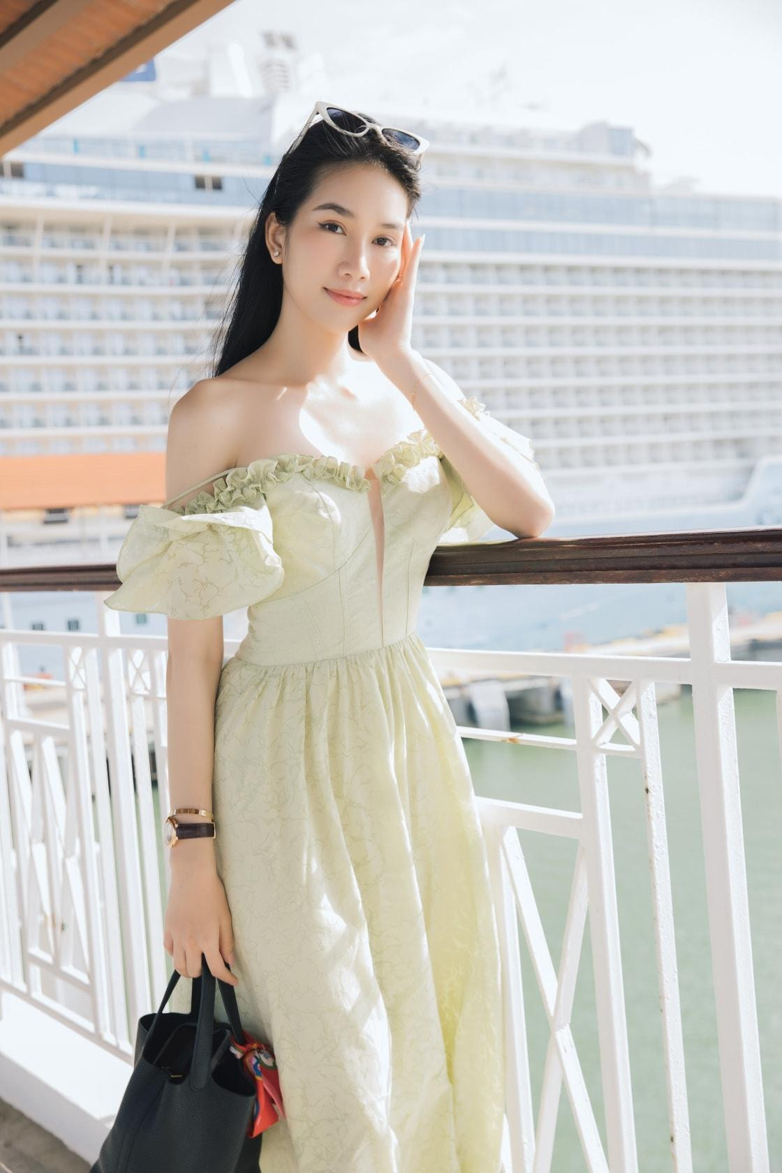 Thiết kế váy dài trễ vai có họa tiết hoa in chìm, chất liệu voan tơ mềm mại giúp Phương Anh vừa sang chảnh, vừa nữ tính.