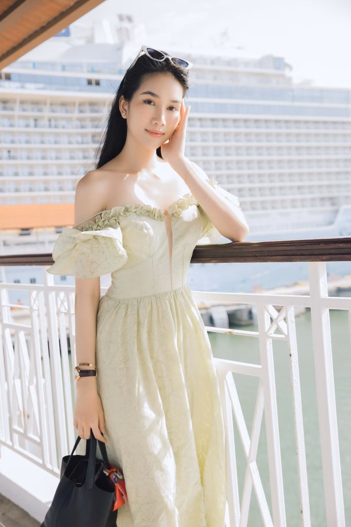 Thiết kế váy dài trễ vai có họa tiết hoa in chìm, chất liệu voan tơ mềm mại giúp Phương Anh vừa sang chảnh, vừa nữ tính.
