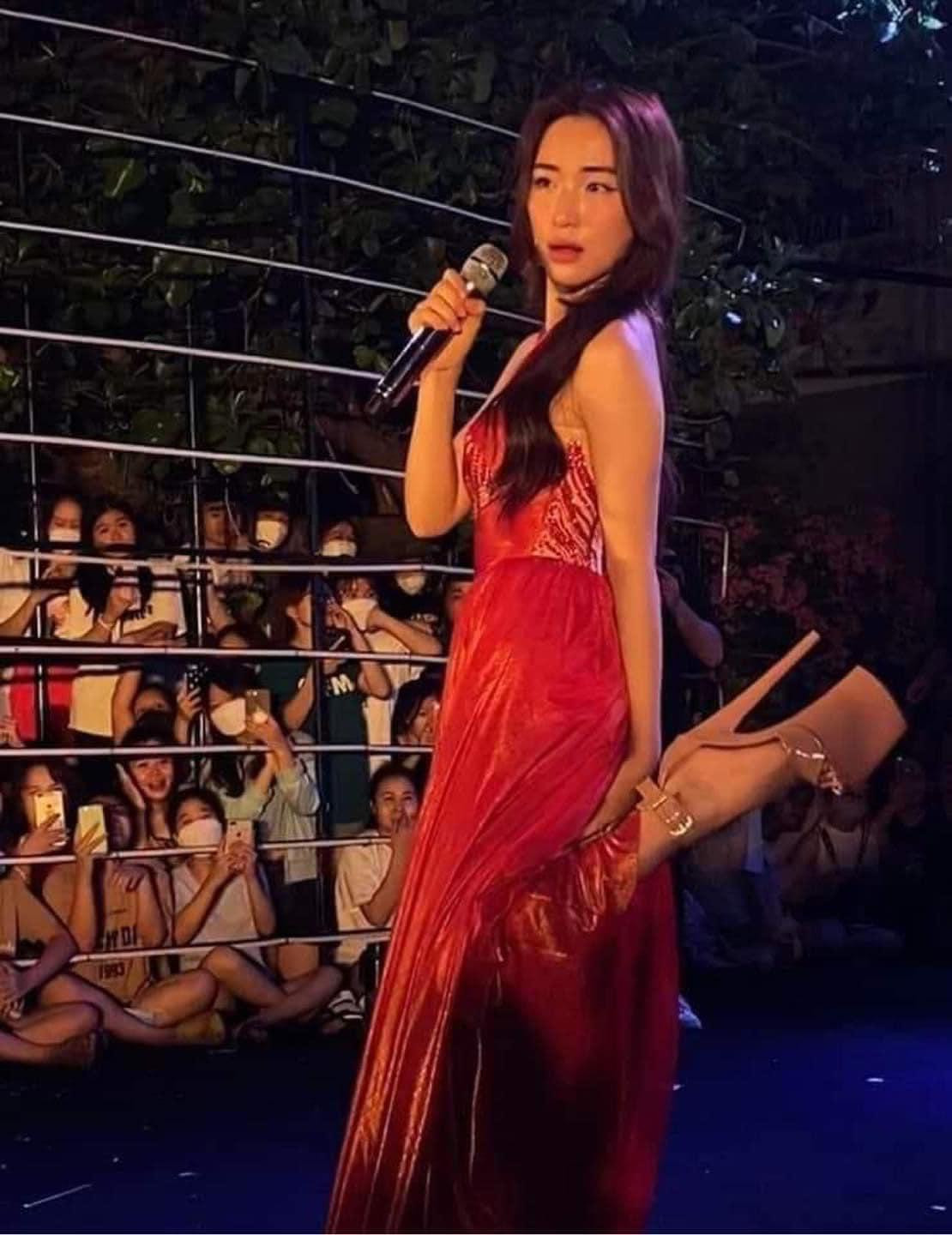 Hòa Minzy được mệnh danh là một trong những ca sĩ nữ chăm đi giày cao gót đế khủng nhất trong showbiz Việt.