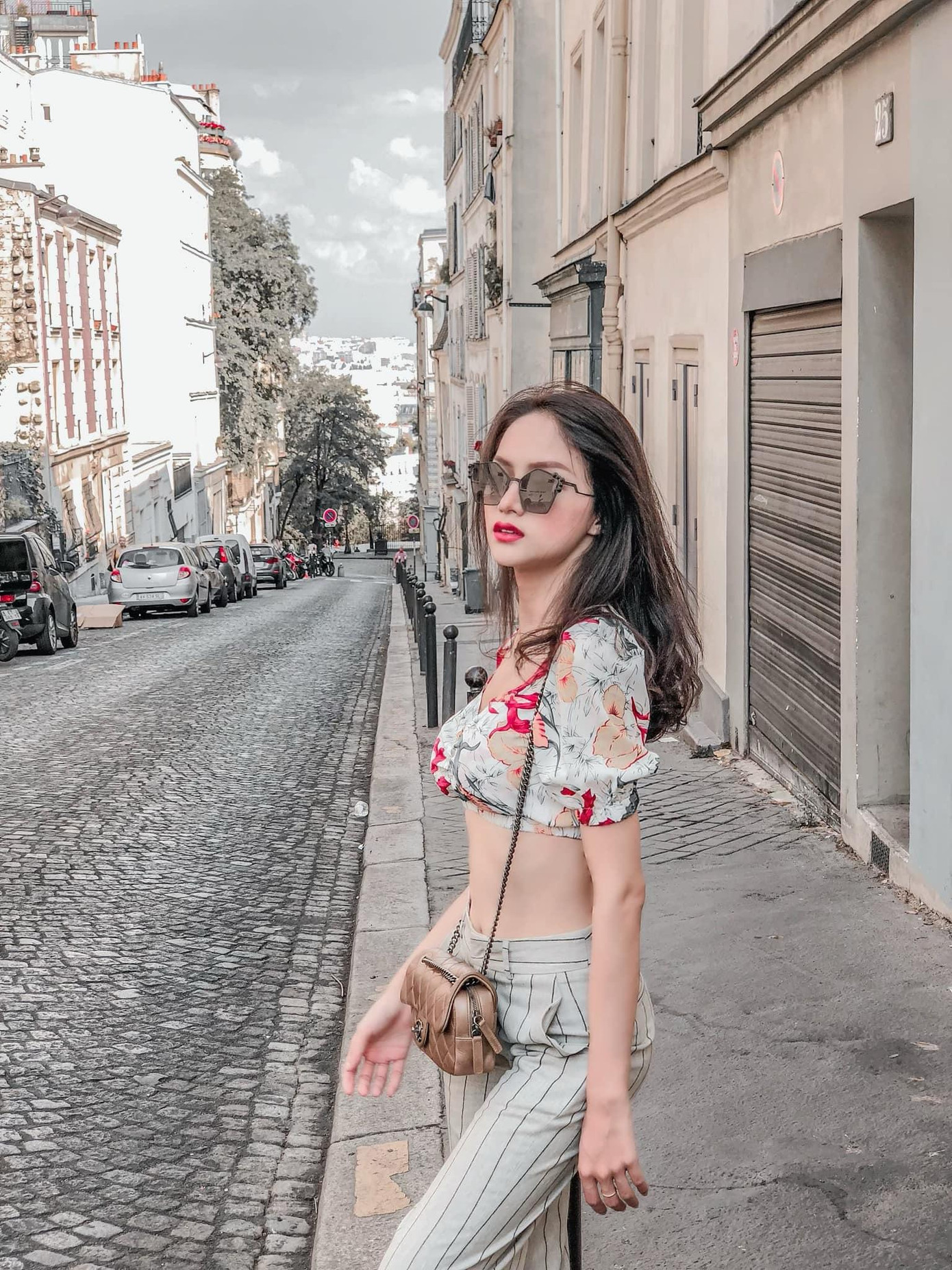 Cơ bụng săn chắc chính là vũ khí lợi hại giúp nàng hậu tự tin diện những chiếc áo croptop.