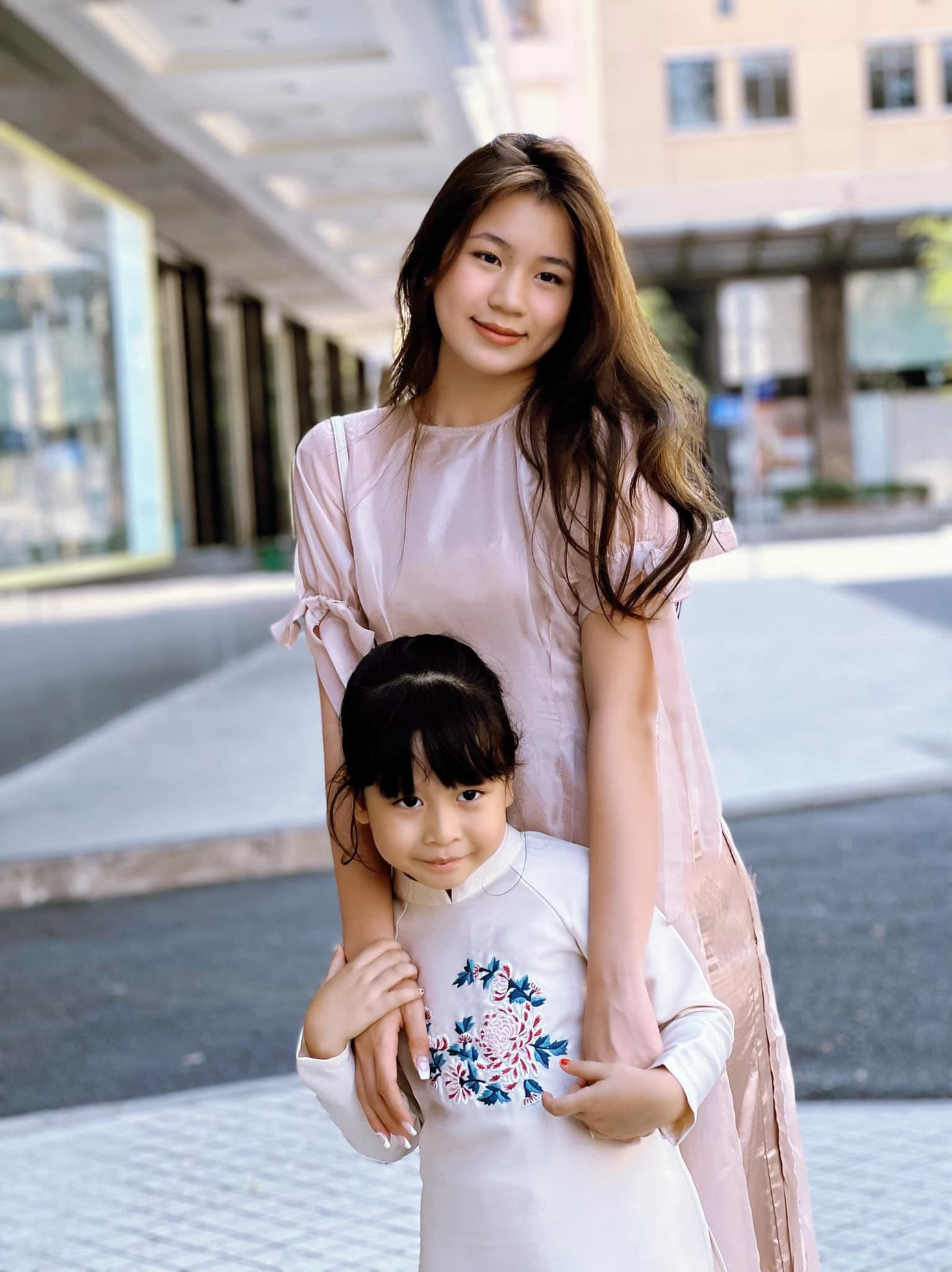 Trong những bức ảnh mặc áo dài, con gái Lưu Thiên Hương toát lên vẻ nhẹ nhàng, dịu dàng. Trong những bức ảnh mặc áo dài, con gái Lưu Thiên Hương toát lên vẻ nhẹ nhàng, dịu dàng.