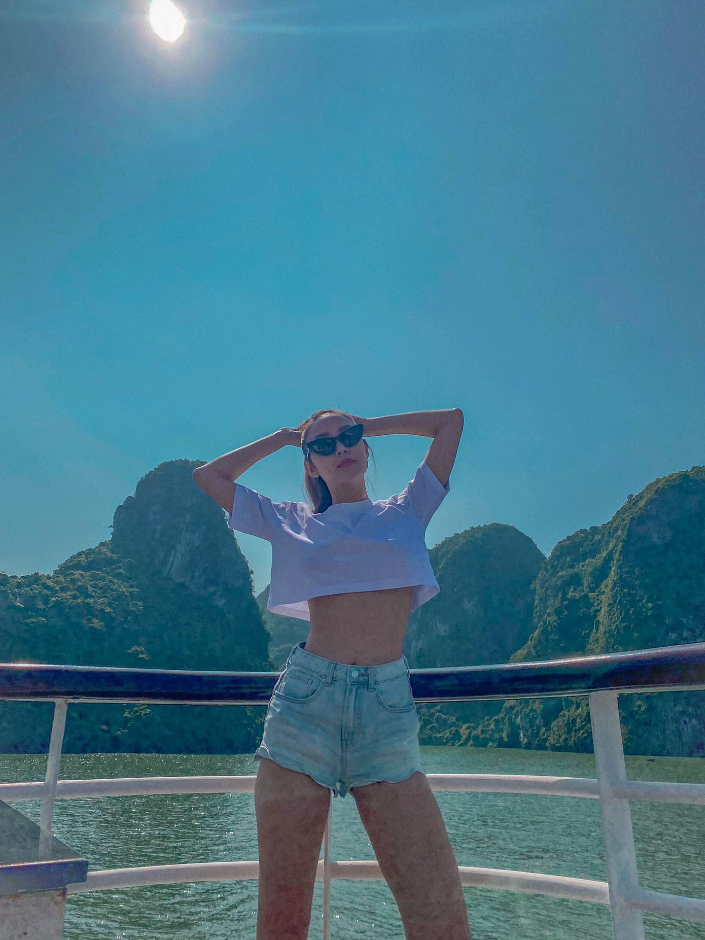 Áo croptop trắng đơn giản kết hợp với quần short jeans chắc hẳn sẽ là item không thể thiếu trong tủ đồ của các nàng mỗi dịp Hè về.