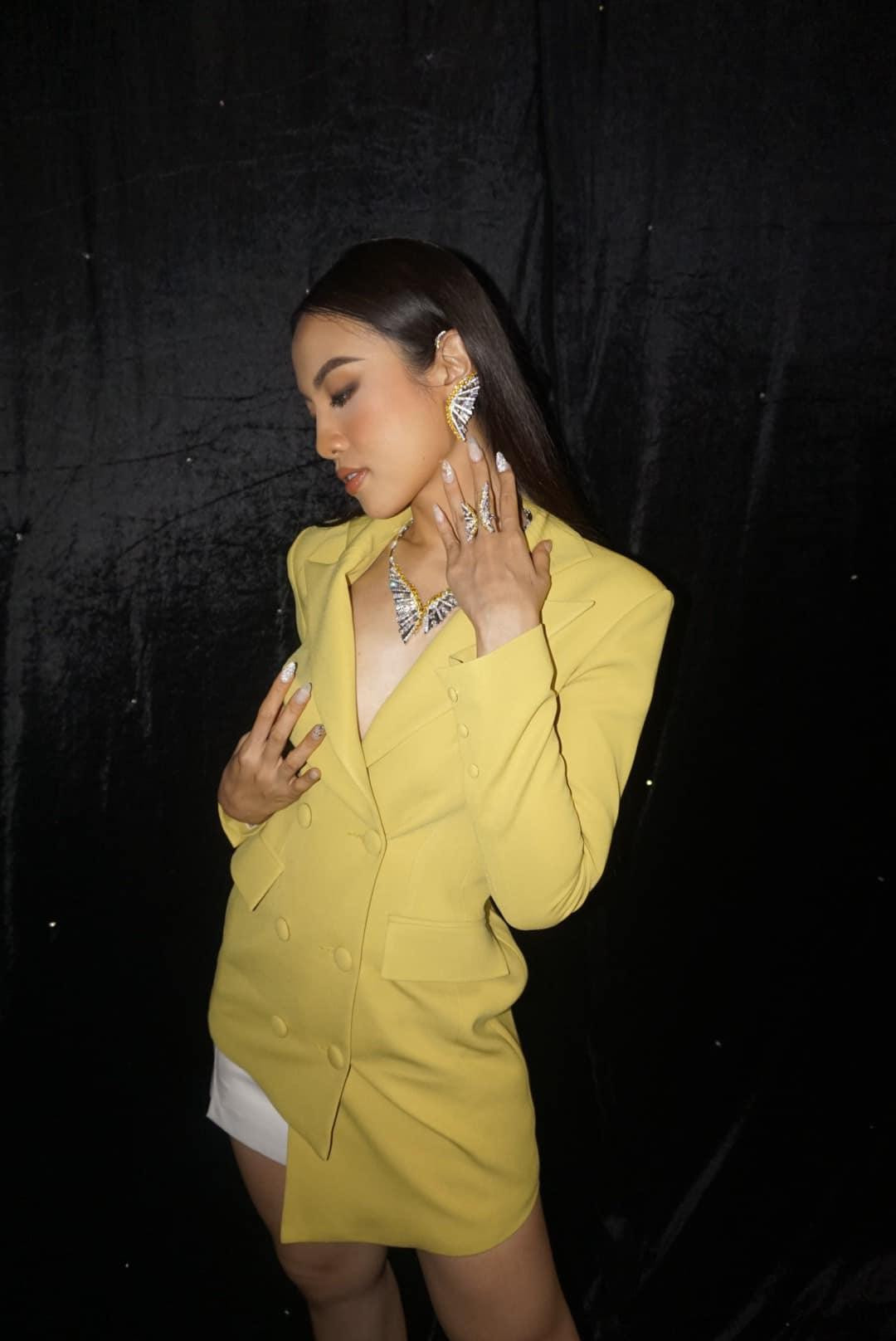 Bộ trang phục của Thủy Tiên trở nên bắt mắt hơn nhờ chiếc blazer vàng.