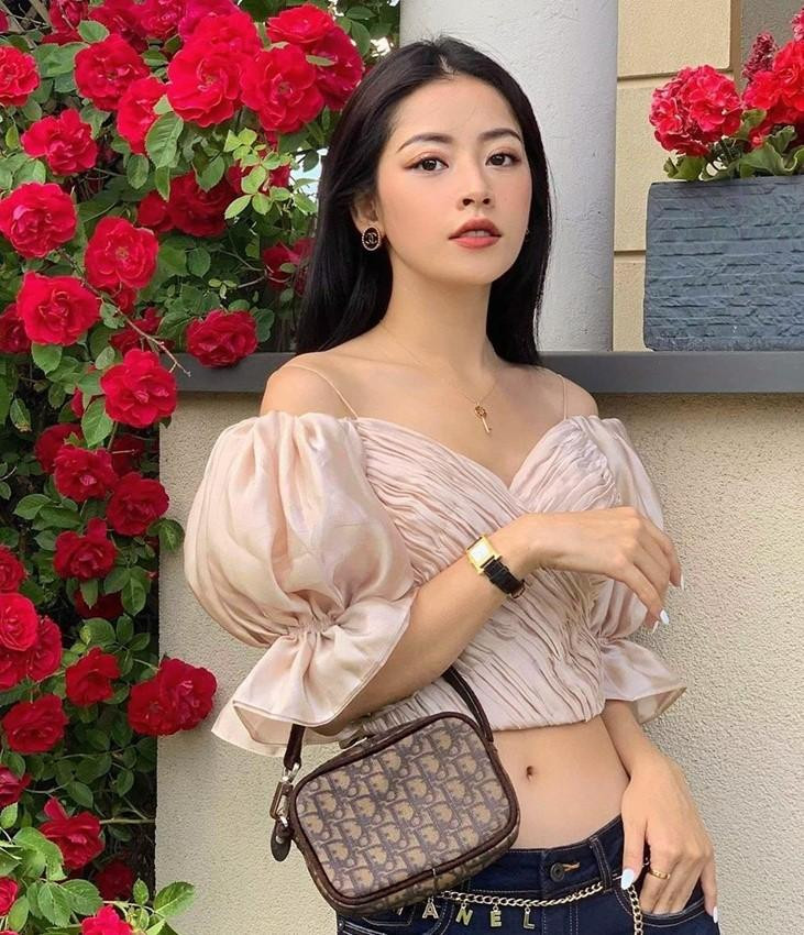 Chi Pu khiến nhiều người mê mẩn khi phối áo croptop trễ vai với quần soóc jeans.