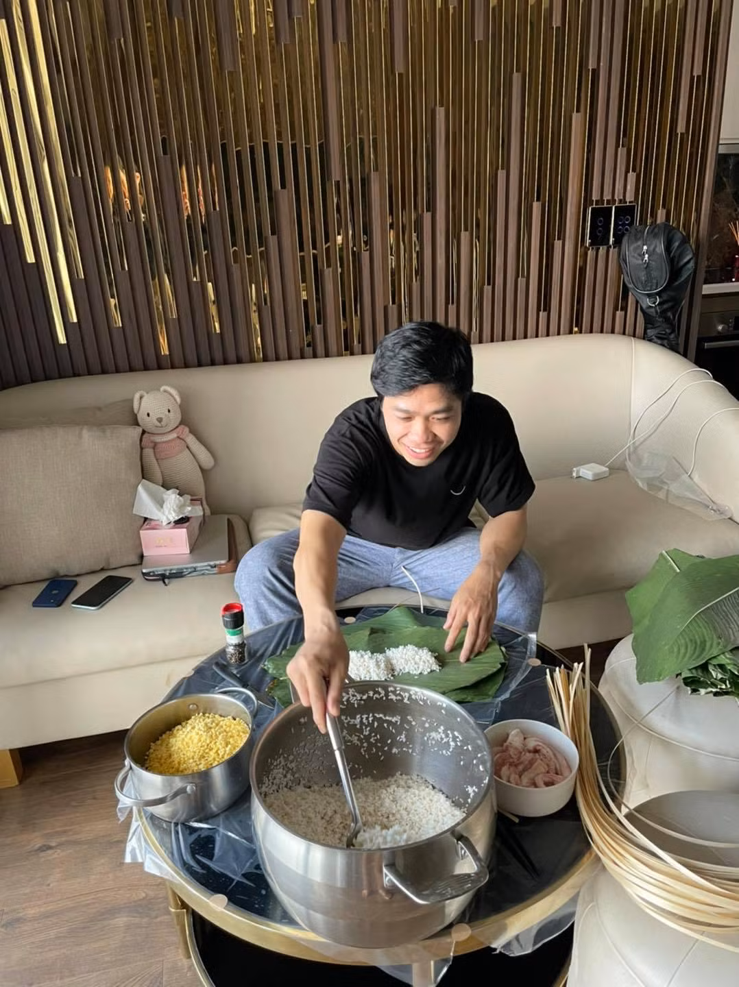 Phòng khách với thiết kế hiện đại nhưng vẫn ấm cúng, đơn giản.