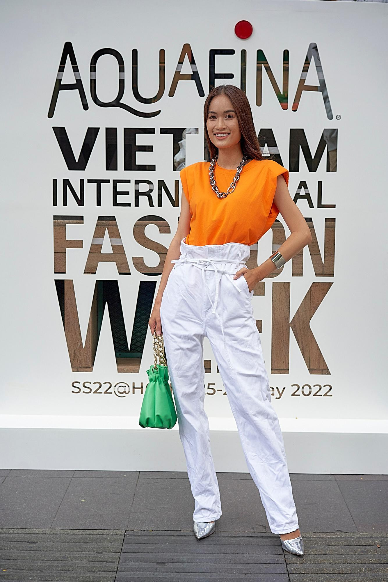 Siêu mẫu Ngọc Huệ rạng ngời với tông màu cam, trắng trendy được lòng nhiều “tín đồ” thời trang.