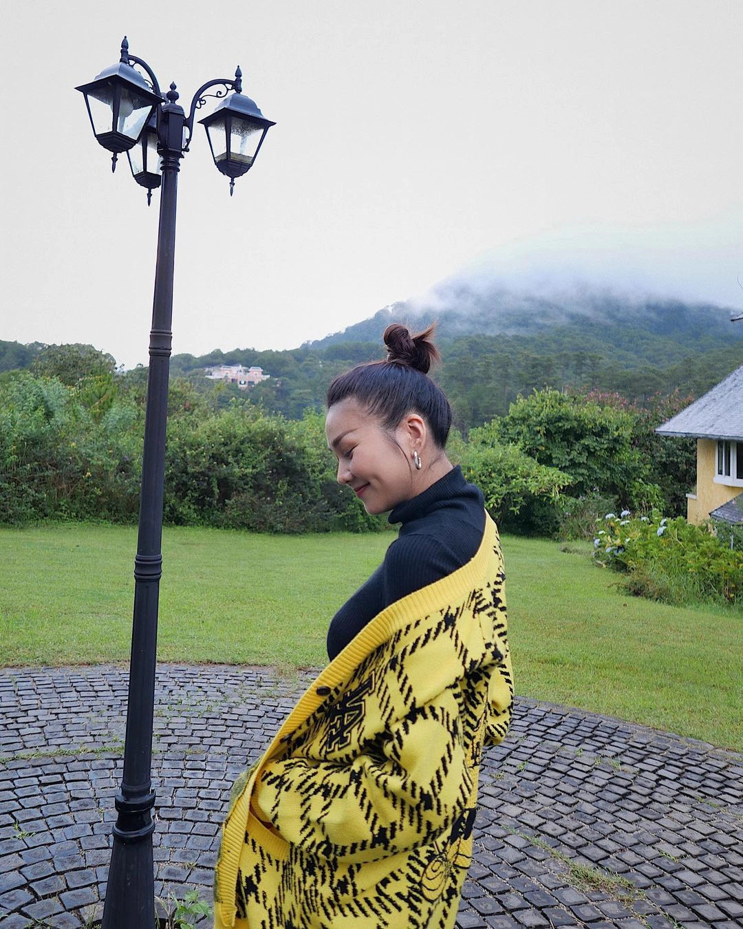 Áo cardigan kết hợp với áo len cao cổ là sự kết hợp đơn giản nhưng lại giúp Thanh Hằng trở nên "chanh sả" hơn.