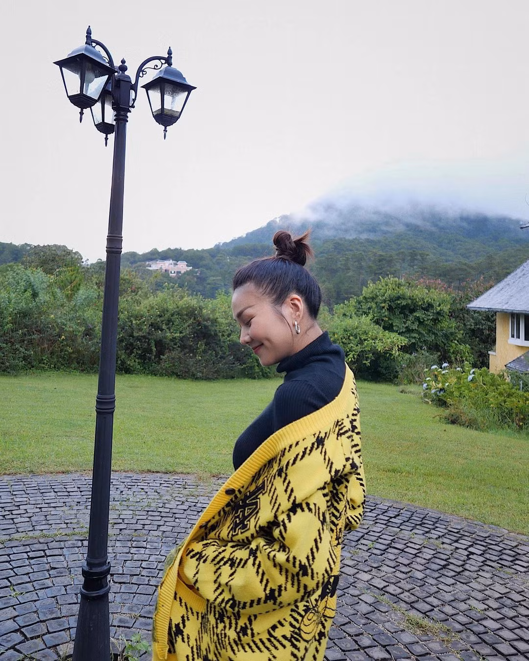 Áo cardigan kết hợp với áo len cao cổ là sự kết hợp đơn giản nhưng lại giúp Thanh Hằng trở nên "chanh sả" hơn.