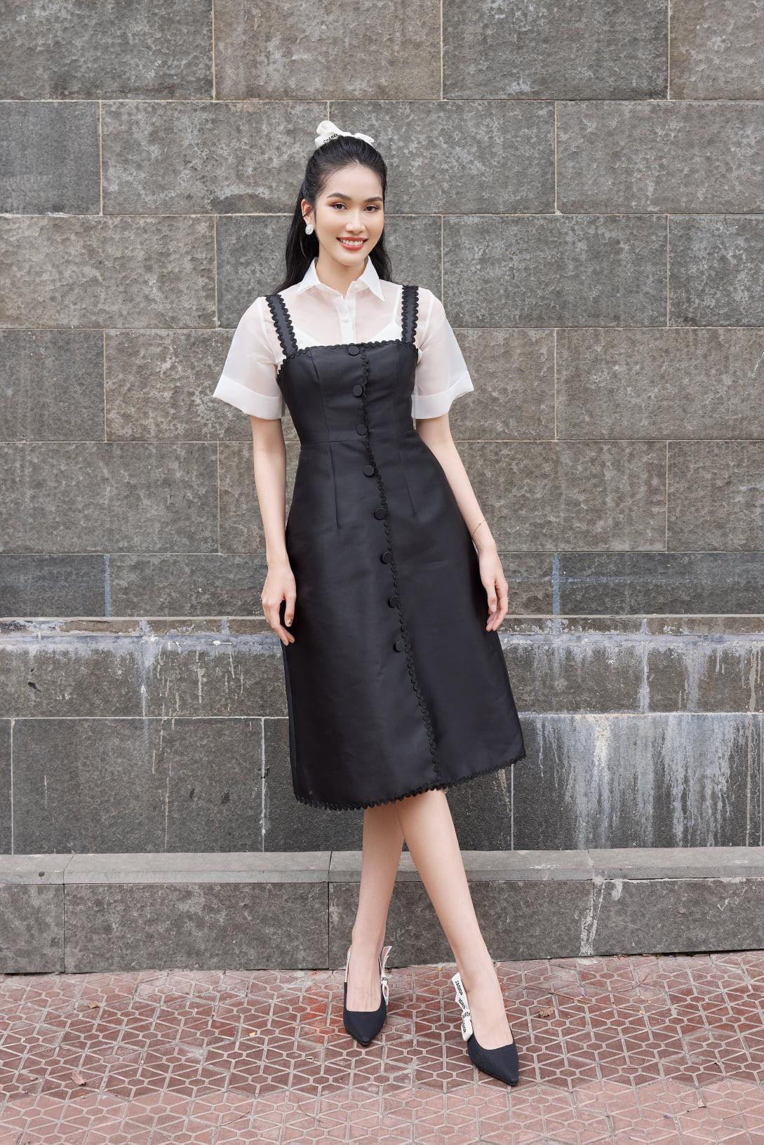 Nàng hậu cũng thường xuyên diện những thiết kế thanh lịch nhưng không kém phần trẻ trung.