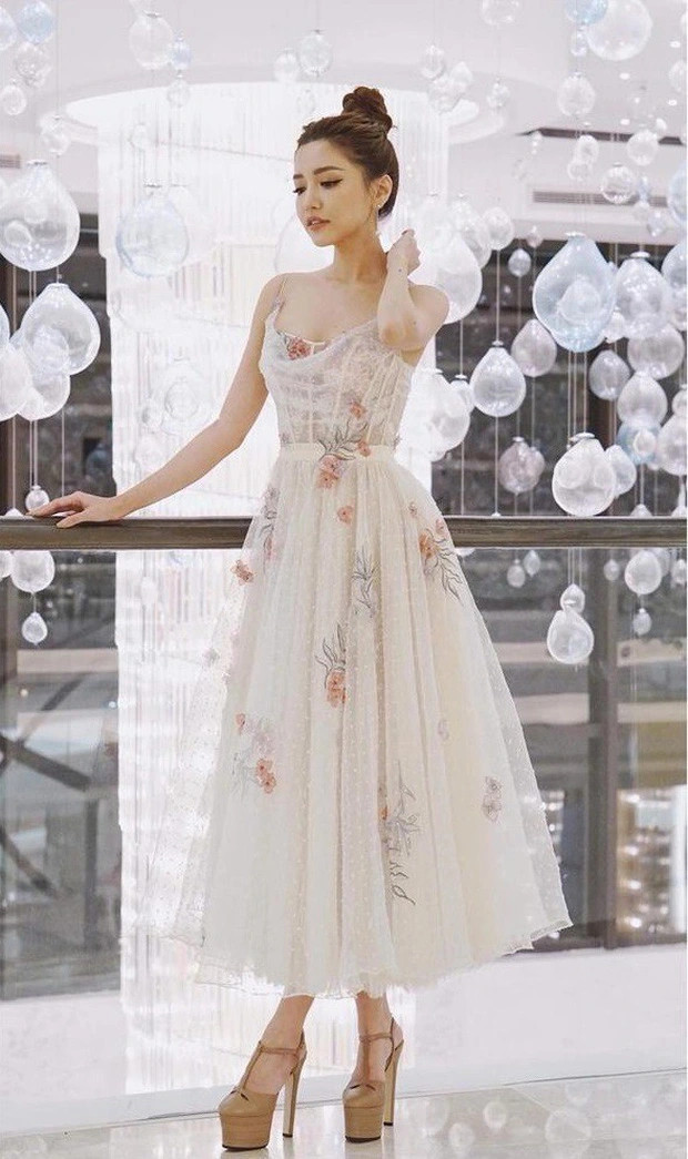 Đôi giày cao gót gần 20 cm giúp Bích Phương sở hữu chiều cao như người mẫu.