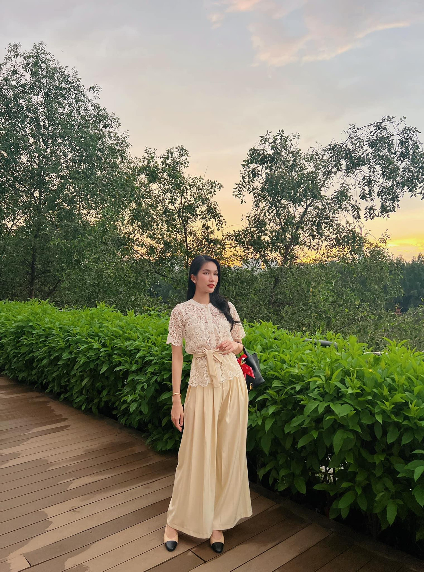 Set đồ gam màu be cùng chi tiết thắt eo giúp tạo hiệu ứng thon gọn hơn cho Phương Anh.