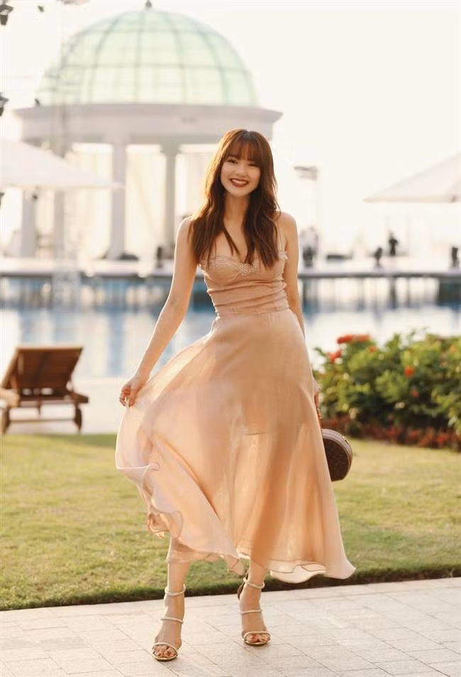 Xuất hiện trong đám cưới Đông Nhi - Ông Cao Thắng, Minh Hằng chọn thiết kế nhẹ nhàng để không chiếm spotlight của cô dâu.