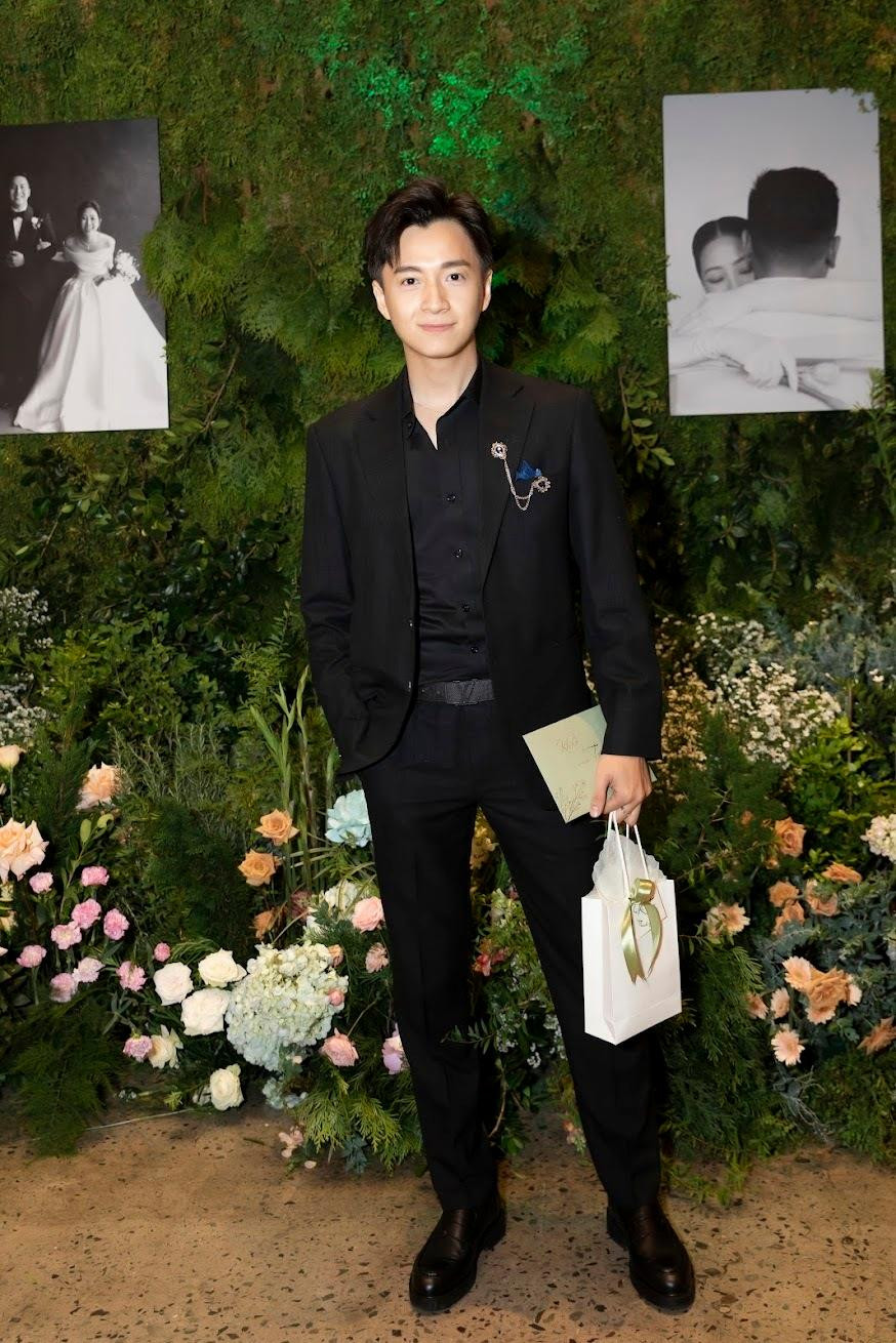 Ngô Kiến Huy chiều qua còn ở Phan Thiết, tối nay đã xuất hiện lịch lãm, bảnh bao tại TP.HCM.