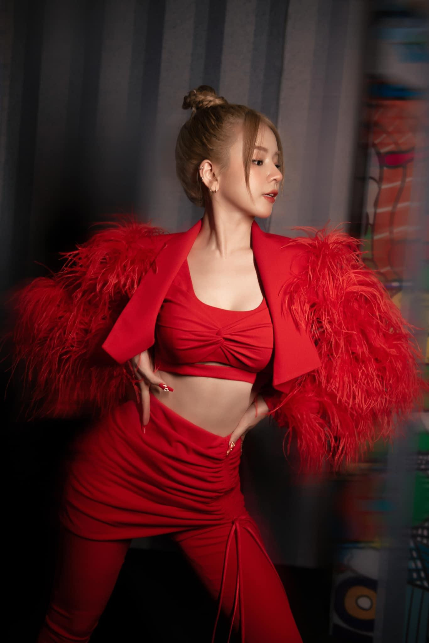 Thiết kế này giúp cô nàng khoe ra phần xương quai xanh đầy quyến rũ.