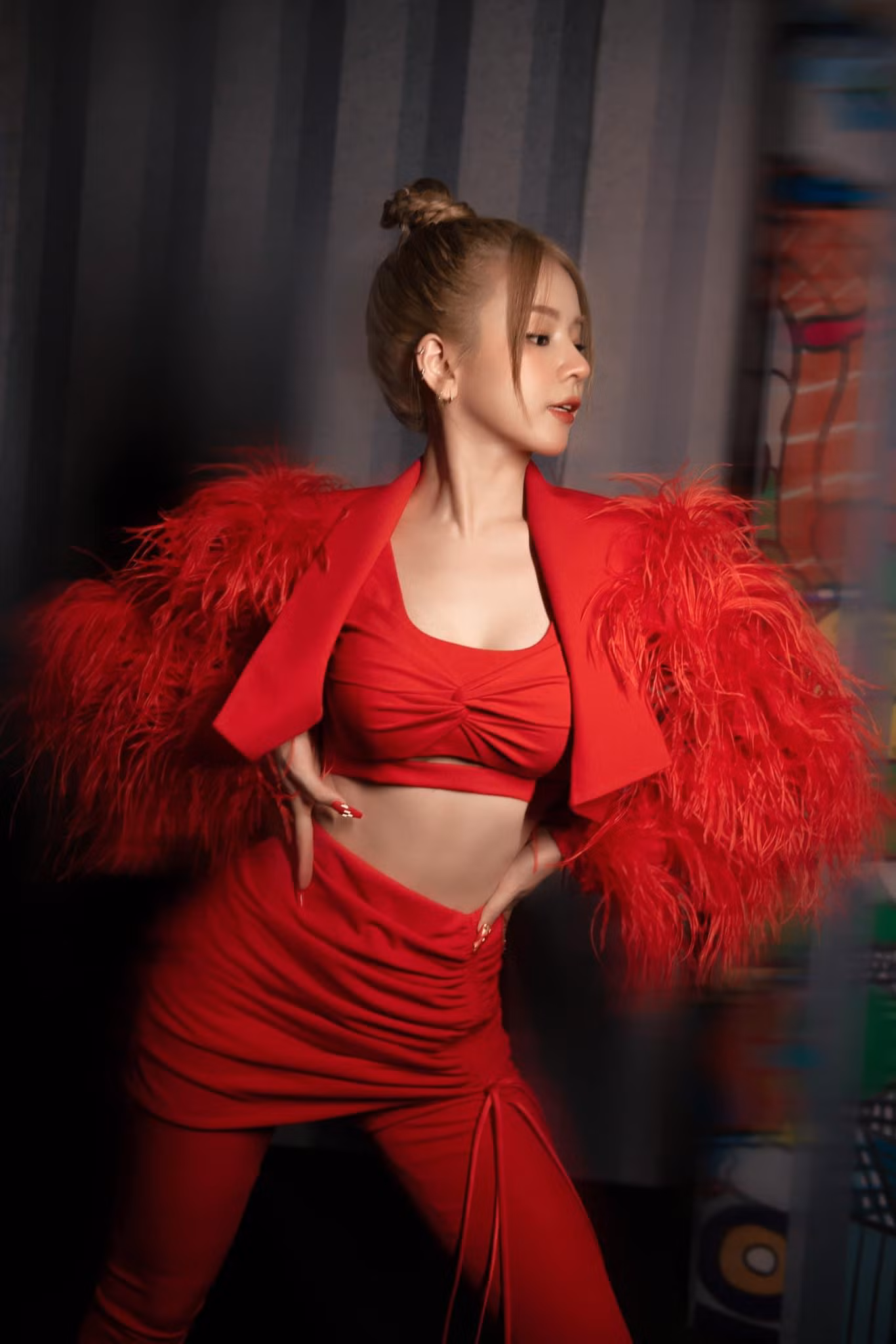 Thiết kế này giúp cô nàng khoe ra phần xương quai xanh đầy quyến rũ. Thiết kế này giúp cô nàng khoe ra phần xương quai xanh đầy quyến rũ.