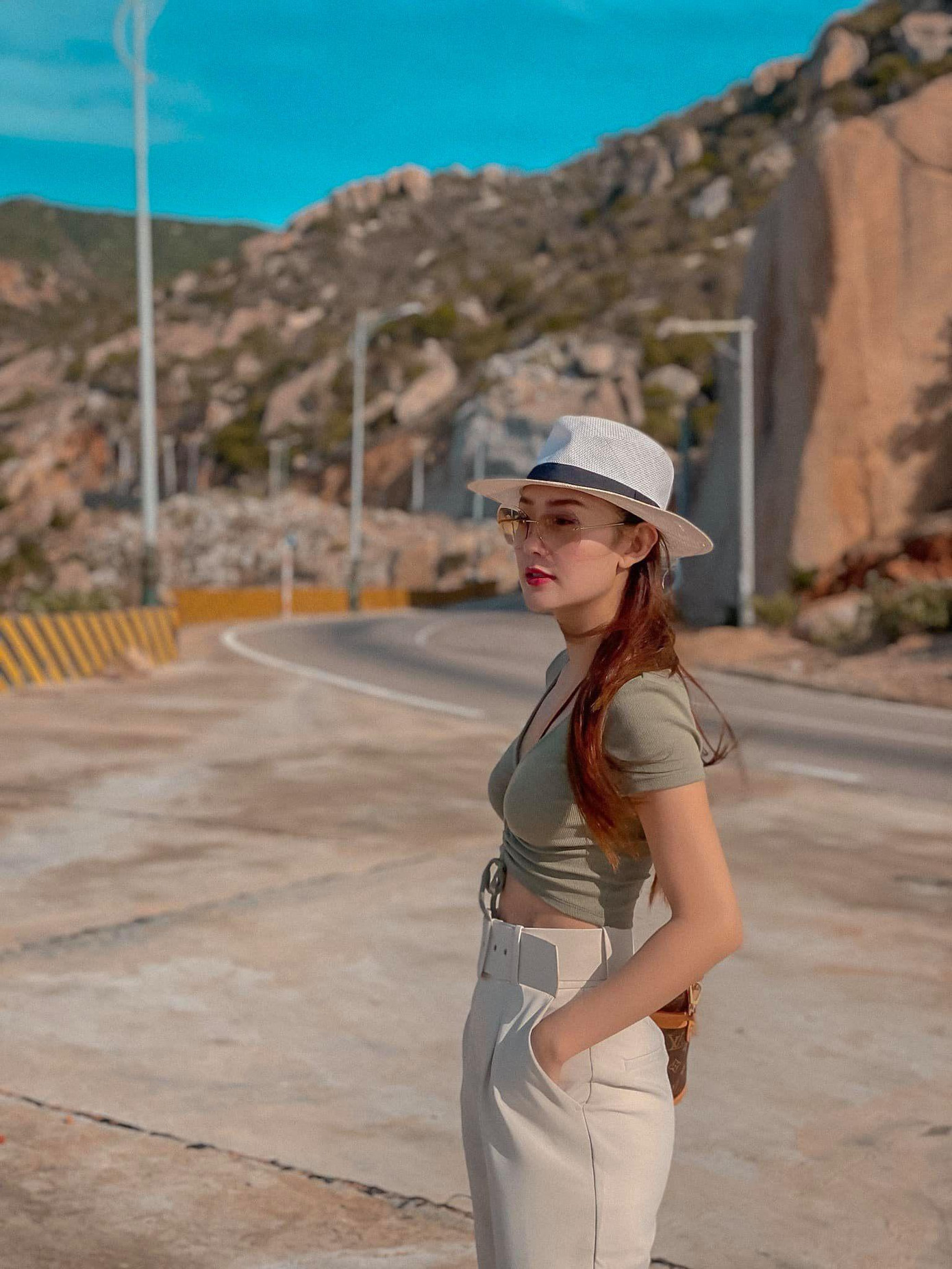 Áo croptop chính là một sự lựa chọn yêu thích trong tủ đồ của "bé Heo".