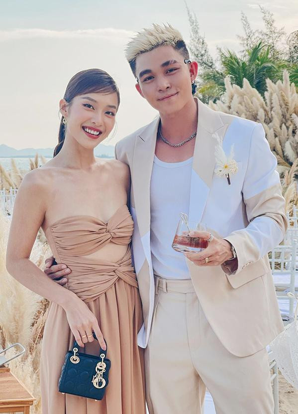 Khả Ngân và Jun Phạm khéo léo "lên đồ" màu nhạt đơn giản để làm nổi bật cô dâu Minh Hằng trong ngày trọng đại. Khả Ngân và Jun Phạm khéo léo "lên đồ" màu nhạt đơn giản để làm nổi bật cô dâu Minh Hằng trong ngày trọng đại.