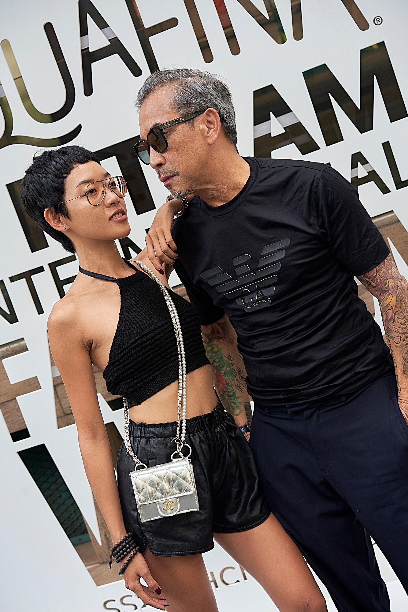 Đi cùng fashionisto Thuận Nguyễn là cô nàng tóc tém cá tính cùng làn da nâu khỏe khoắn.