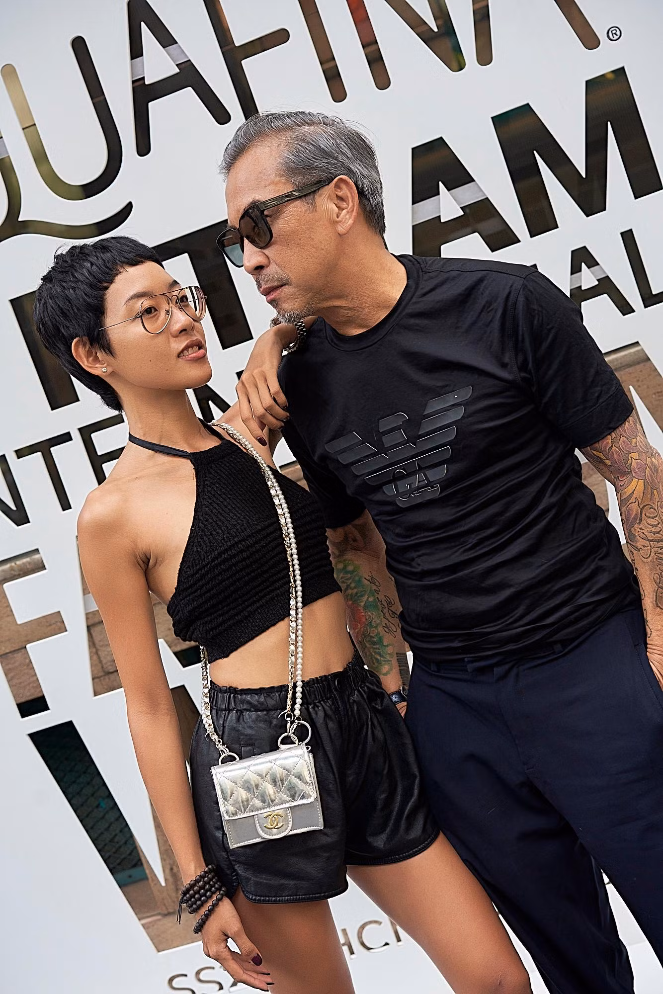 Đi cùng fashionisto Thuận Nguyễn là cô nàng tóc tém cá tính cùng làn da nâu khỏe khoắn.