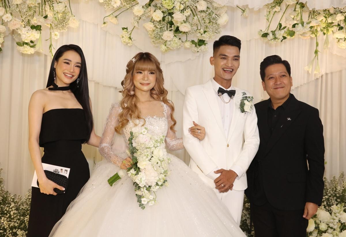 Nhã Phương - Trường Giang được netizen dành nhiều lời khen vì sự tinh tế khi xuất hiện trong đám cưới Mạc Văn Khoa. Nhã Phương - Trường Giang được netizen dành nhiều lời khen vì sự tinh tế khi xuất hiện trong đám cưới Mạc Văn Khoa.