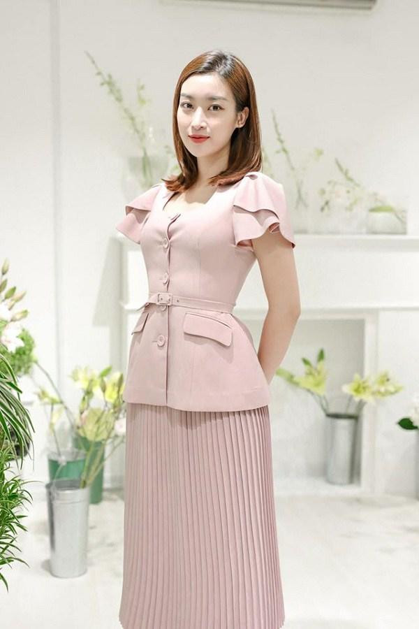 Hoa hậu Đỗ Mỹ Linh được biết đến là một Hoa hậu có phong cách thời trang nhẹ nhàng và nữ tính. Hoa hậu Đỗ Mỹ Linh được biết đến là một Hoa hậu có phong cách thời trang nhẹ nhàng và nữ tính.