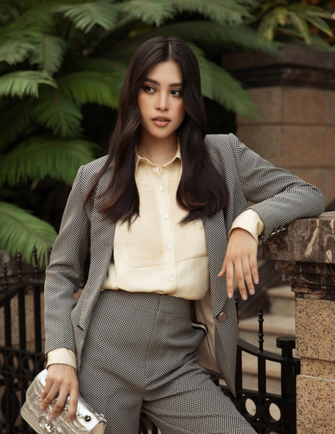 Thả dáng trong set đồ công sở, Tiểu Vy vẫn cuốn hút bởi sự chỉn chu, lịch sự mà đơn giản. Thả dáng trong set đồ công sở, Tiểu Vy vẫn cuốn hút bởi sự chỉn chu, lịch sự mà đơn giản.