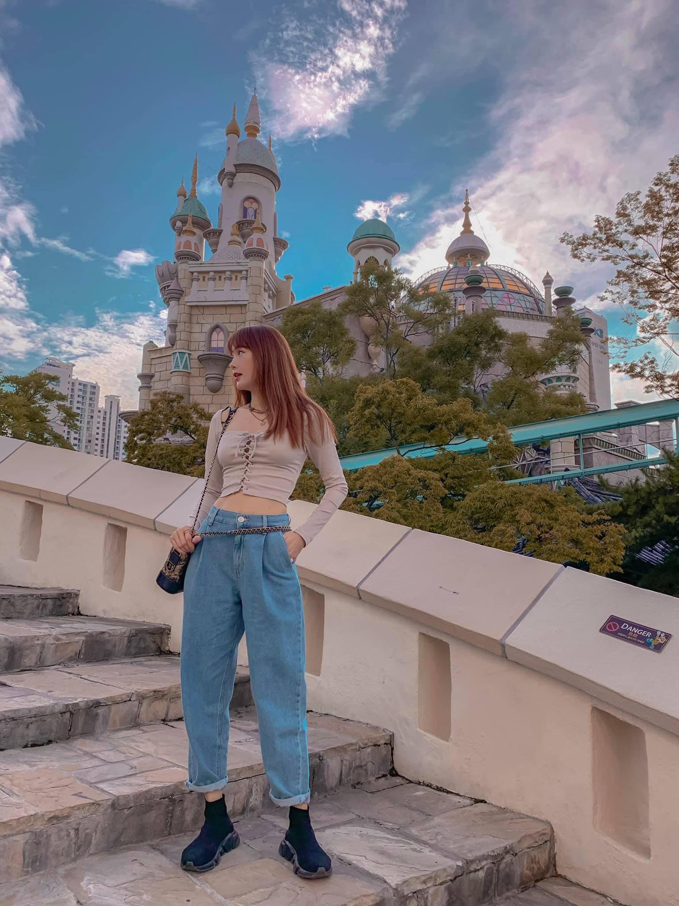 Với cách phối áo croptop cùng quần jeans và sneaker, Minh Hằng trông như cô gái tuổi 20.