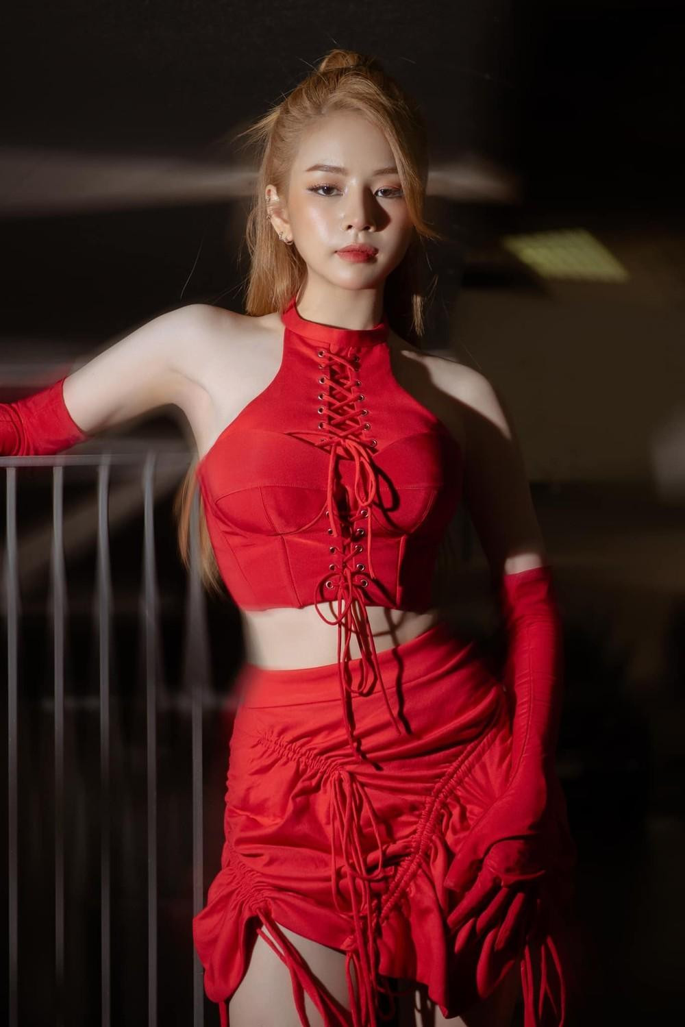 DJ Mie dần chứng minh những chất riêng độc đáo trong phong cách thời trang của mình.