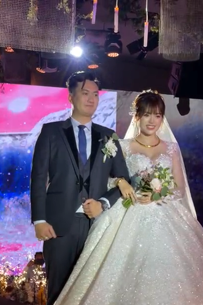 Cả hai hạnh phúc bên nhau trước sự chứng kiến của mọi người. Cả hai hạnh phúc bên nhau trước sự chứng kiến của mọi người.