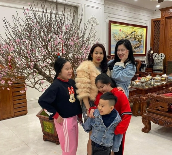 Mẹ của Phương Nhi xinh đẹp, rạng rỡ và có phong cách thời trang trendy.