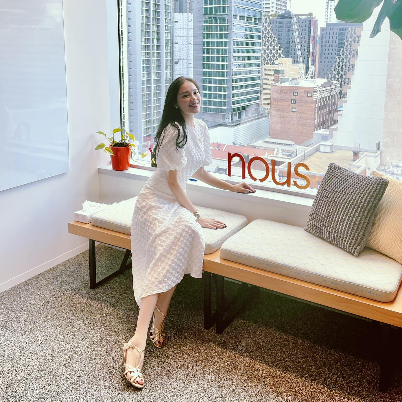 Lối trang điểm trong veo cùng chiếc váy trắng nhẹ nhàng khiến cô nàng trở nên dịu dàng.