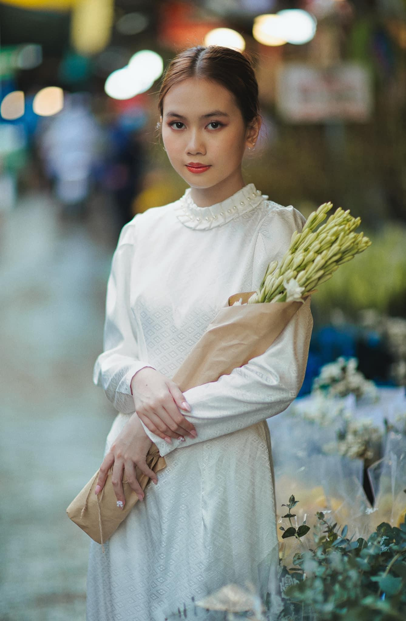 Chiếc áo dài màu trắng nhẹ nhàng cùng kiểu búi tóc gọn gàng giúp Bảo An khoe trọn nhan sắc xinh đẹp của mình. Chiếc áo dài màu trắng nhẹ nhàng cùng kiểu búi tóc gọn gàng giúp Bảo An khoe trọn nhan sắc xinh đẹp của mình.