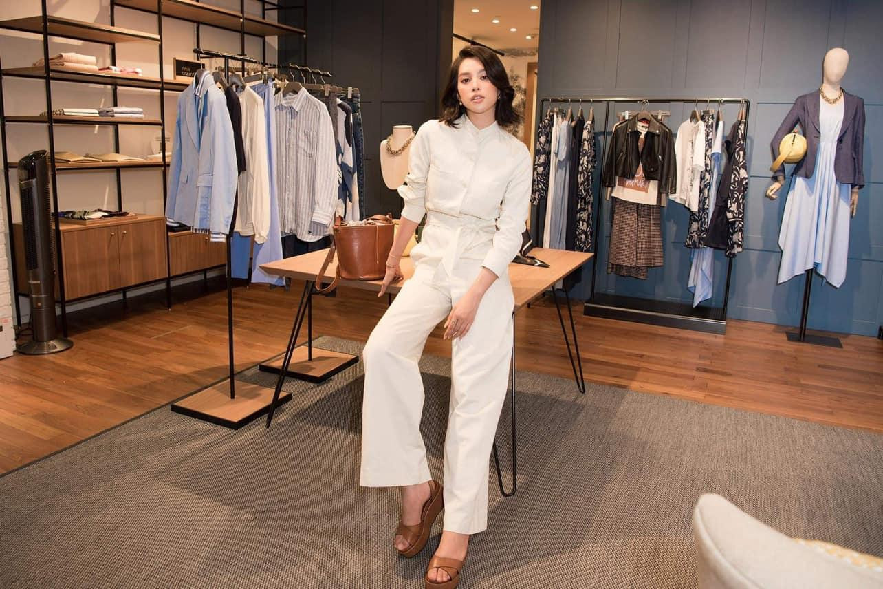Hoa hậu Tiểu Vy thanh lịch, trẻ trung trong một set đồ full trắng khi đi làm. Hoa hậu Tiểu Vy thanh lịch, trẻ trung trong một set đồ full trắng khi đi làm.