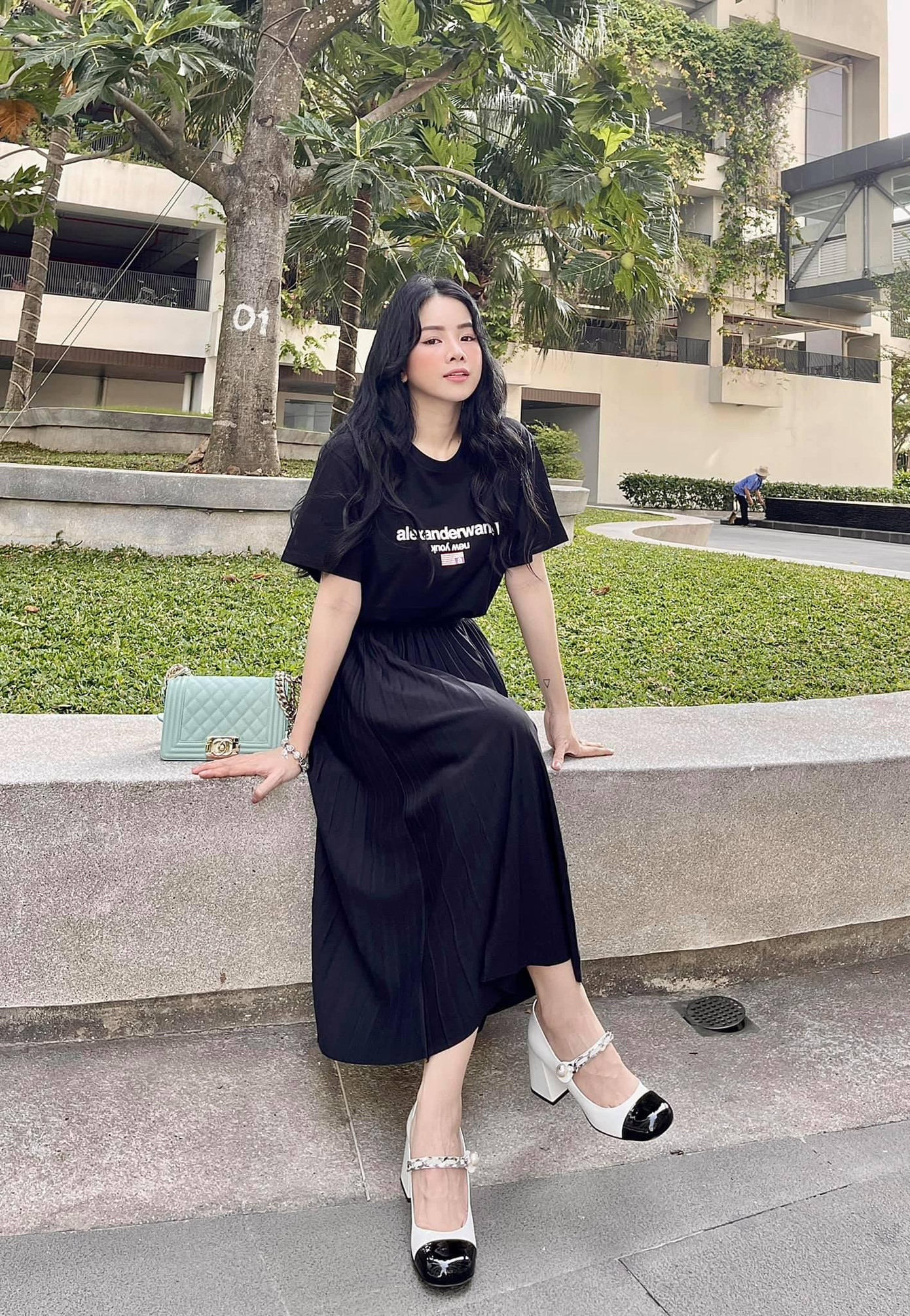 Chỉ với một cách phối đồ đơn giản là kết hợp áo phông với váy dài yểu điệu, Mie đã có ngay một item thướt tha đầy nữ tính.