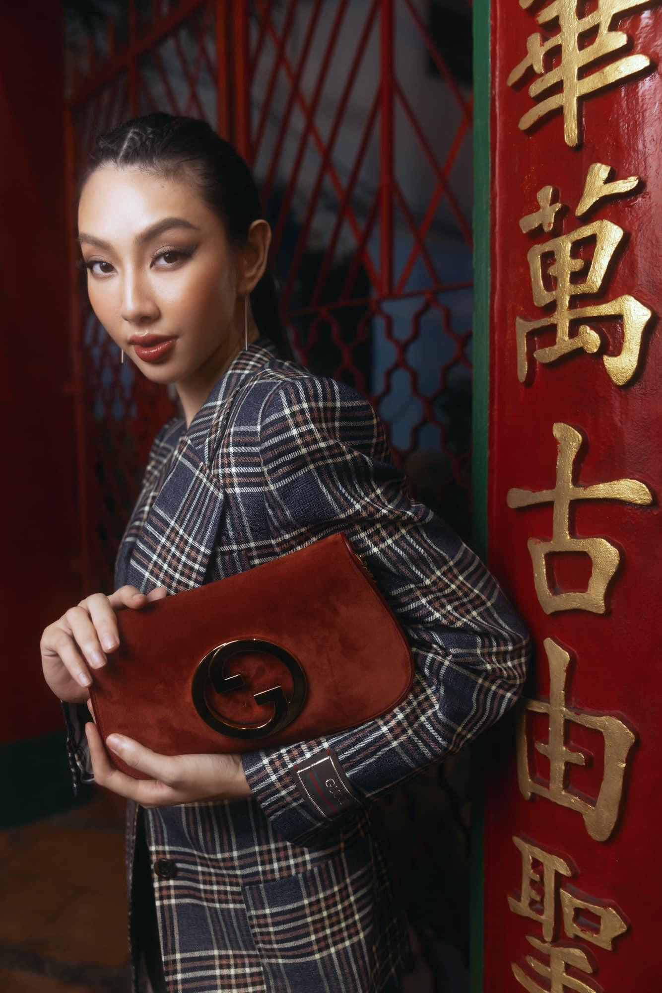 Thùy Tiên kết hợp chiếc túi Dior màu đỏ sang chảnh, cá tính với set blazer kẻ để tăng phần năng động và mang hơi hướng cổ điển.