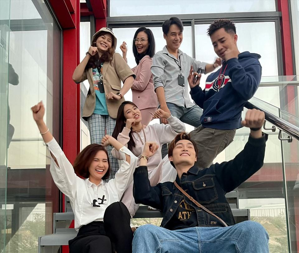 Ngô Sỹ Lâm vui vẻ bên các bạn diễn ở hậu trường &quot;Thương Ngày Nắng Về&quot;.