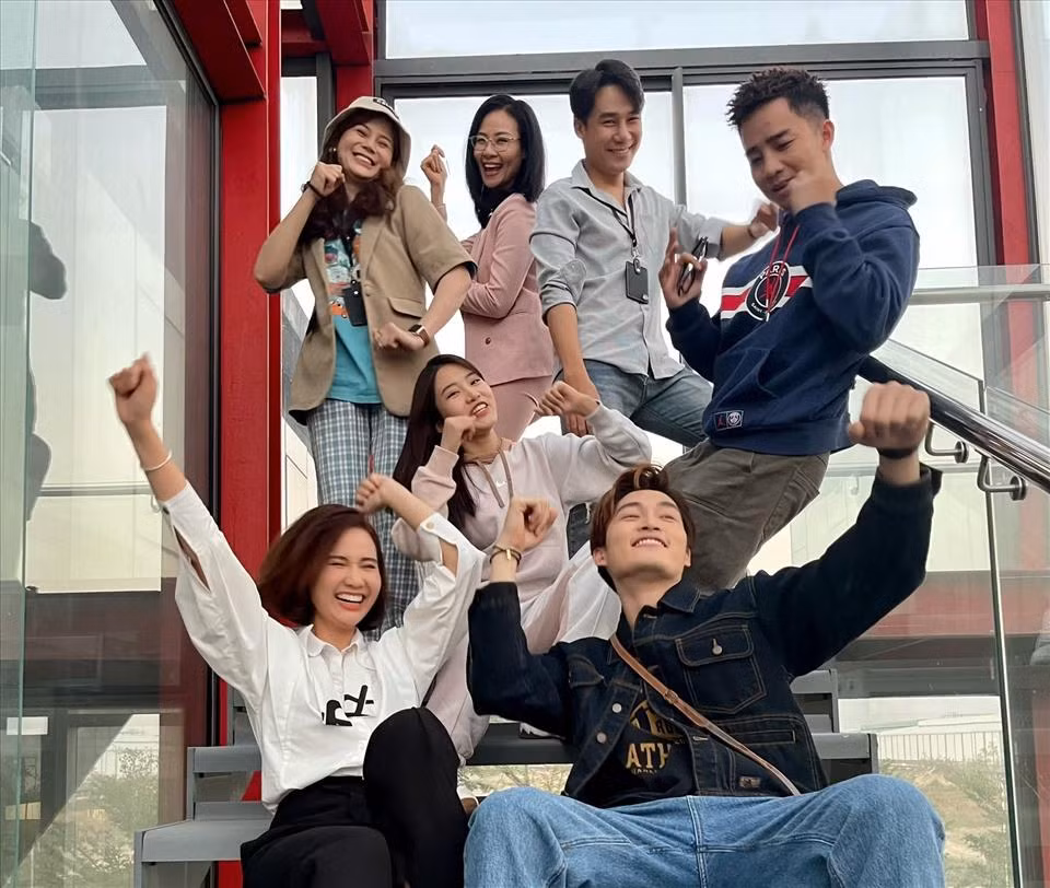 Ngô Sỹ Lâm vui vẻ bên các bạn diễn ở hậu trường "Thương Ngày Nắng Về".