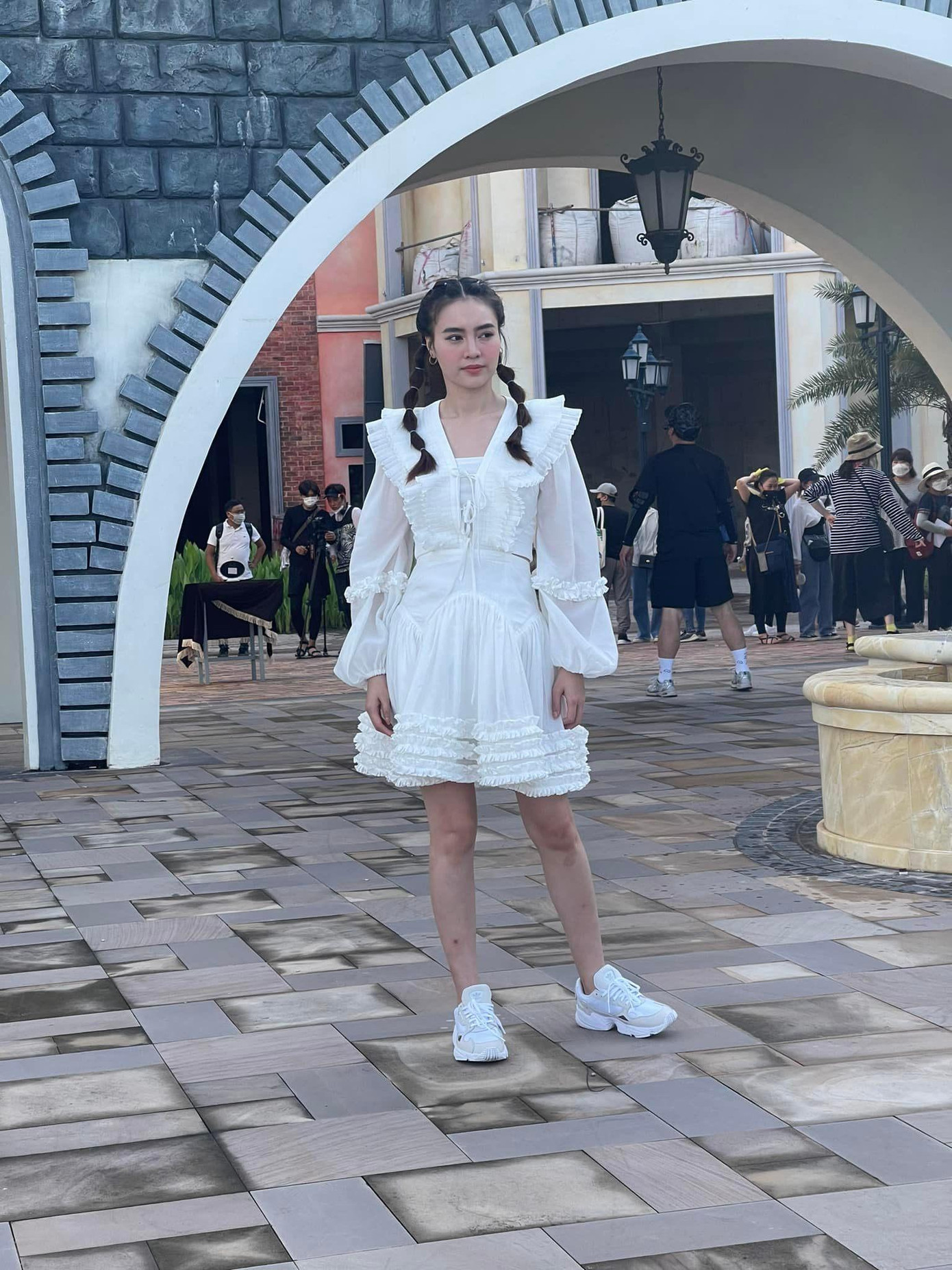 Có vóc dáng thon gọn chuẩn chỉnh, Lan Ngọc khi diện lại thiết kế cũ và bị chụp lén vẫn ghi điểm cộng lớn từ netizen. Cô chọn giày thể thao để tiện di chuyển và mang lại vẻ đẹp khỏe khoắn.