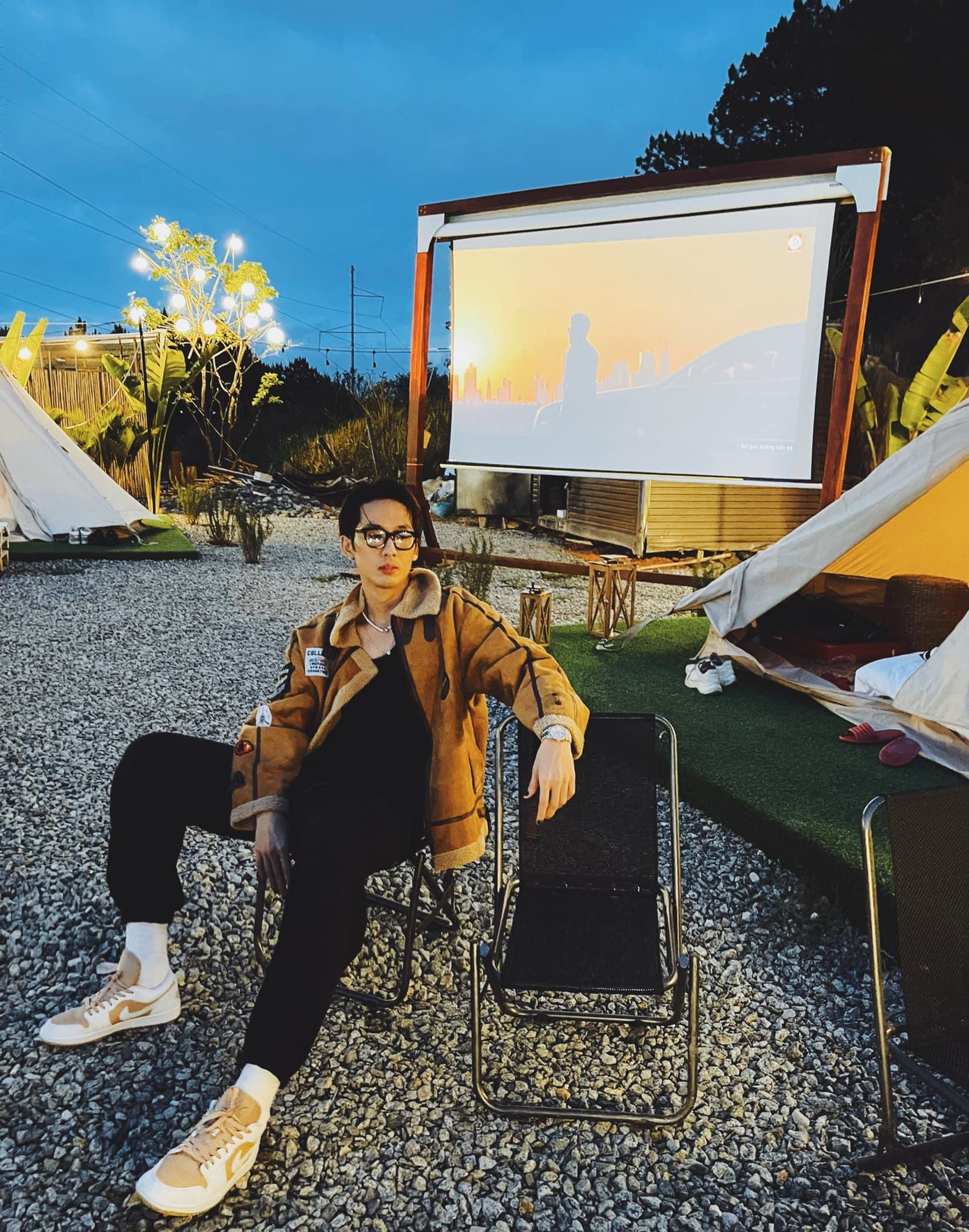 Chỉ với một chiếc áo khoác bên ngoài đã khiến Tuấn Trần trở nên lịch lãm, lãng tử hơn.