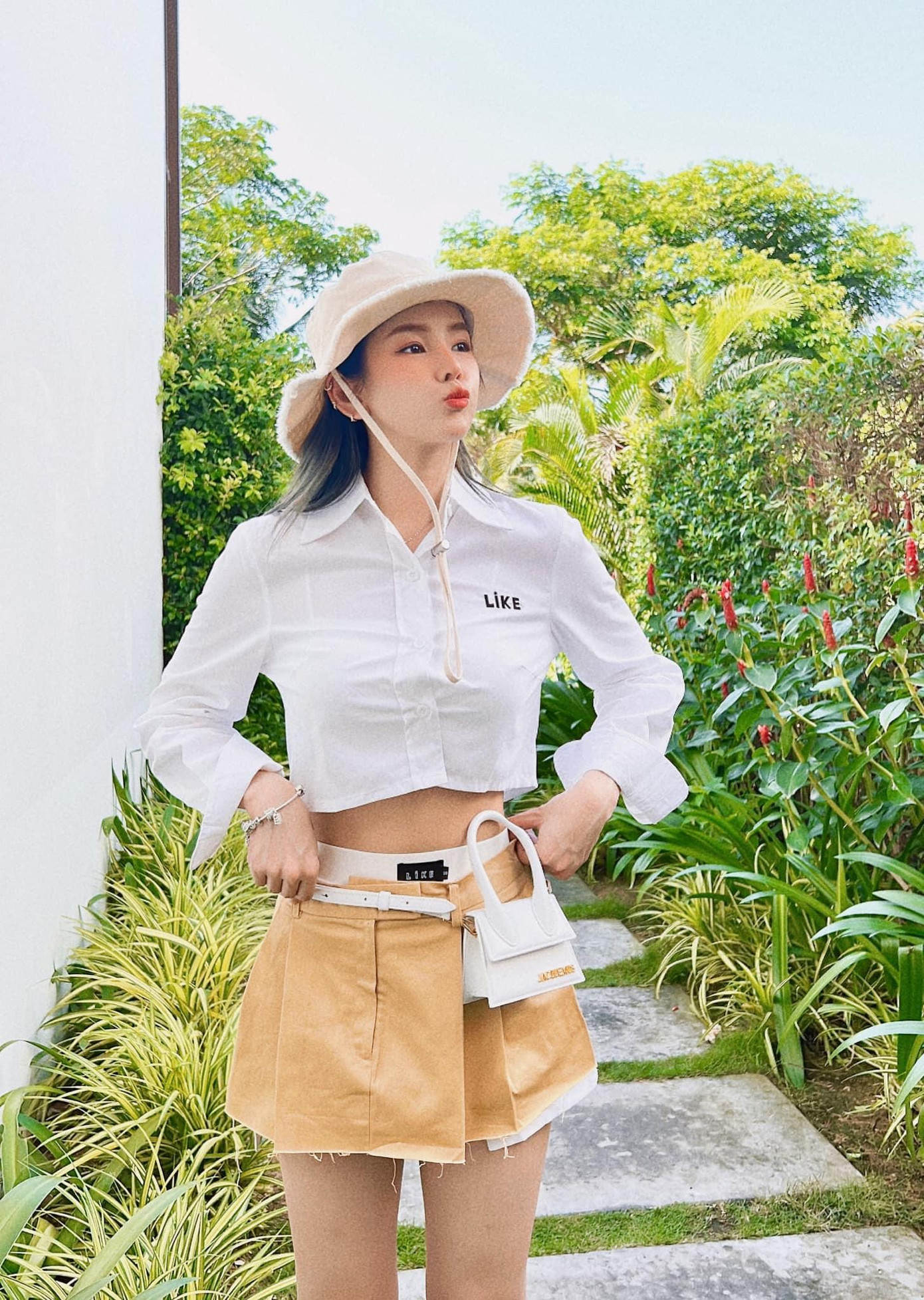 Chỉ với công thức khá đơn giản khi phối áo croptop và chân váy bạn đã có ngay một set đồ vừa đẹp lại trẻ trung như DJ Mie.