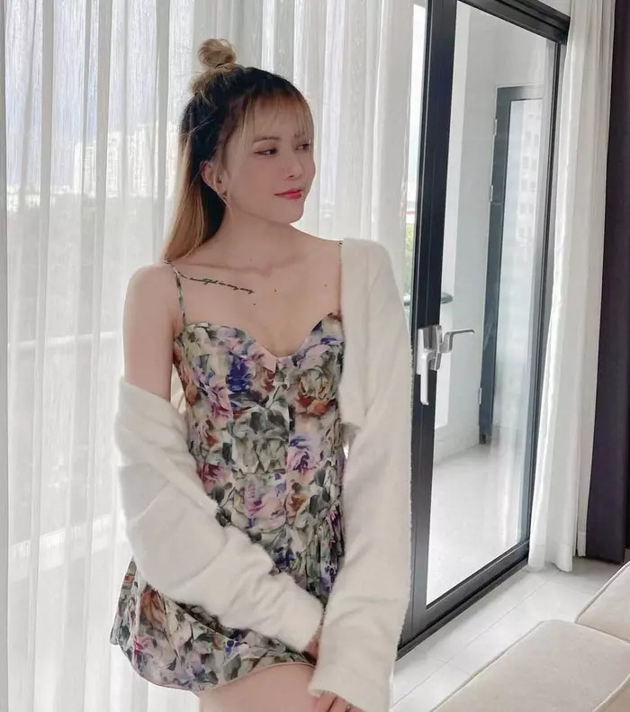 Chọn phối áo cardigan dáng ngắn với váy hoa, Thiều Bảo Trâm như hóa thân thành một nàng thơ giữa thời tiết se lạnh.