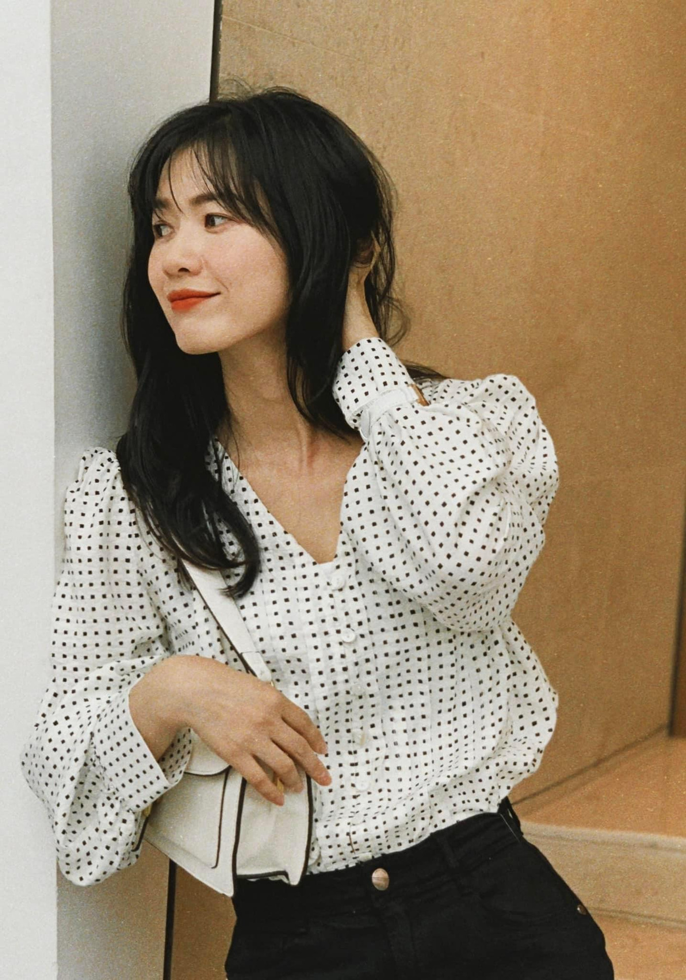 Oanh Kiều diện phong cách vintage khi phối áo sơ mi chấm bi với quần đen, mang đến nét đẹp thanh lịch và nhẹ nhàng.