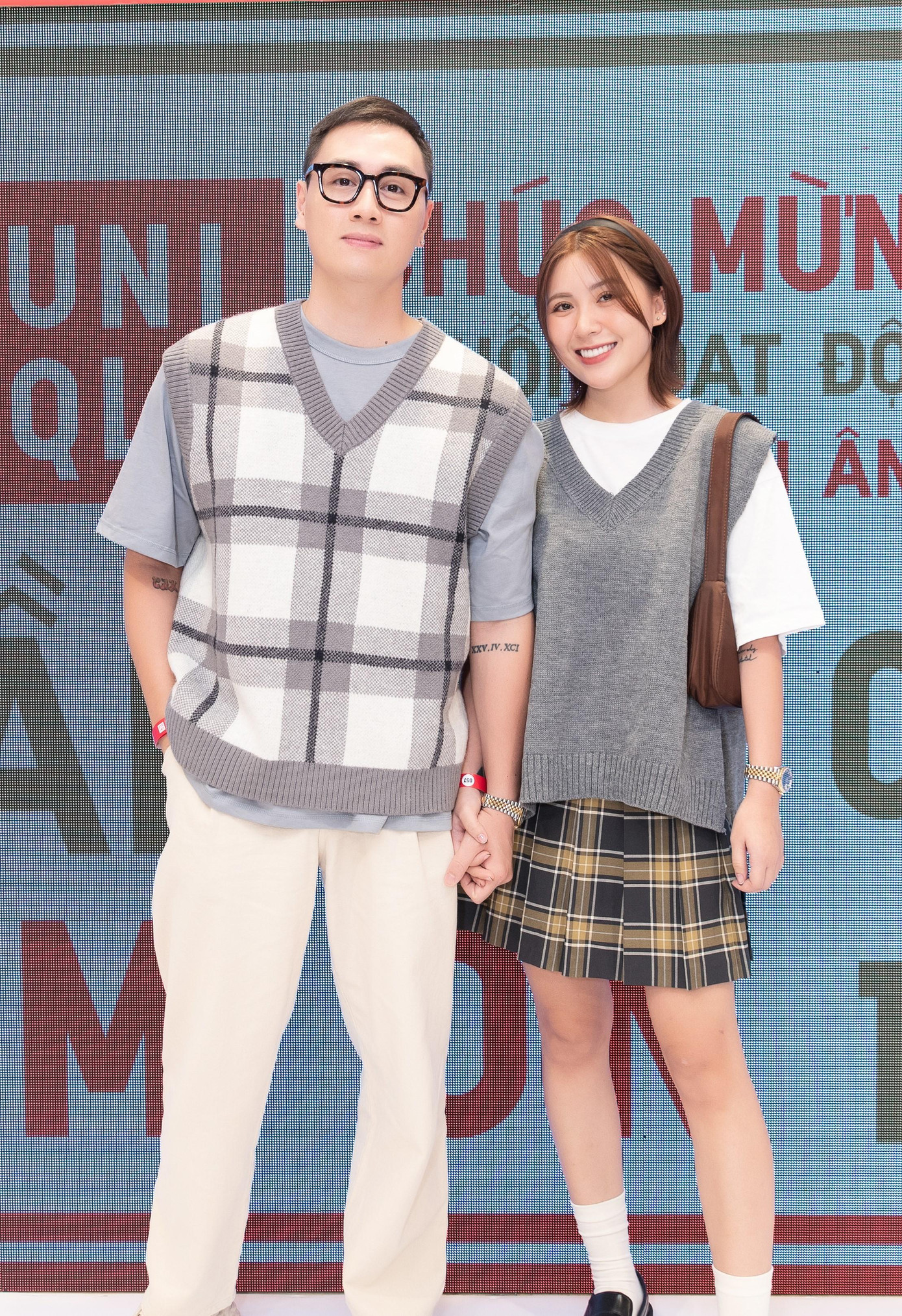 Gia đình Cam Cam xuất hiện với 2 set đồ nhẹ nhàng, ấn tượng. Cặp đôi lựa chọn tone xám - trắng để phối đồ khiến cho tổng thể đồng nhất với nhau và tạo sự khỏe khoắn, năng động.