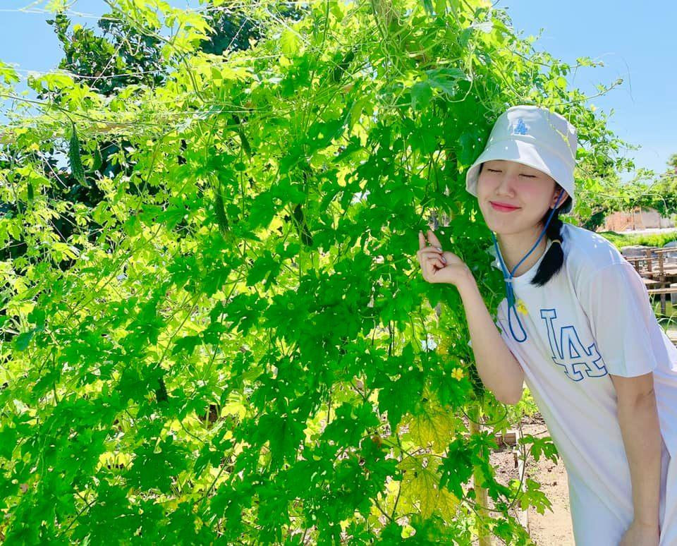 Áo phông dáng rộng có lẽ là item đơn giản mà bất kỳ cô nàng nào cũng có trong tủ đồ mùa hè.