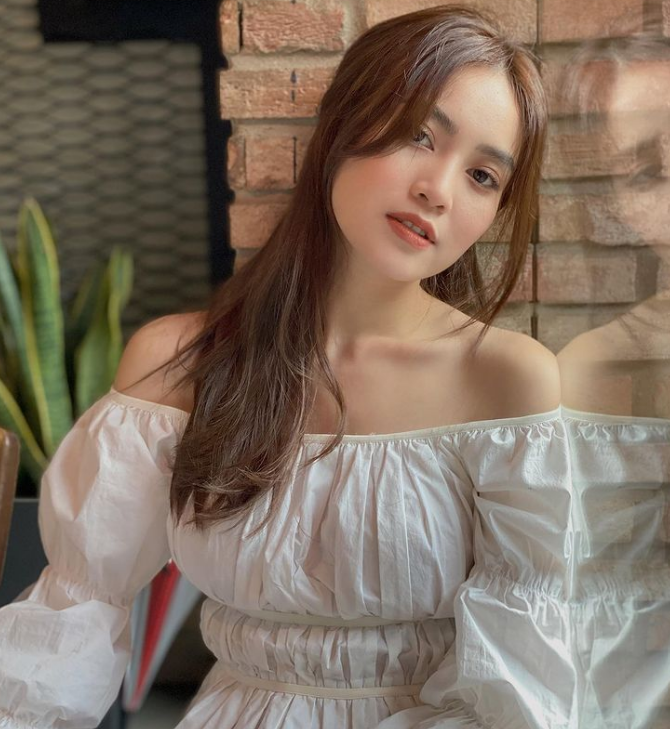 Trong một lần khác, khi diện lại chiếc áo trắng trễ vai, nữ diễn viên khoe trọn nhan sắc trẻ trung.