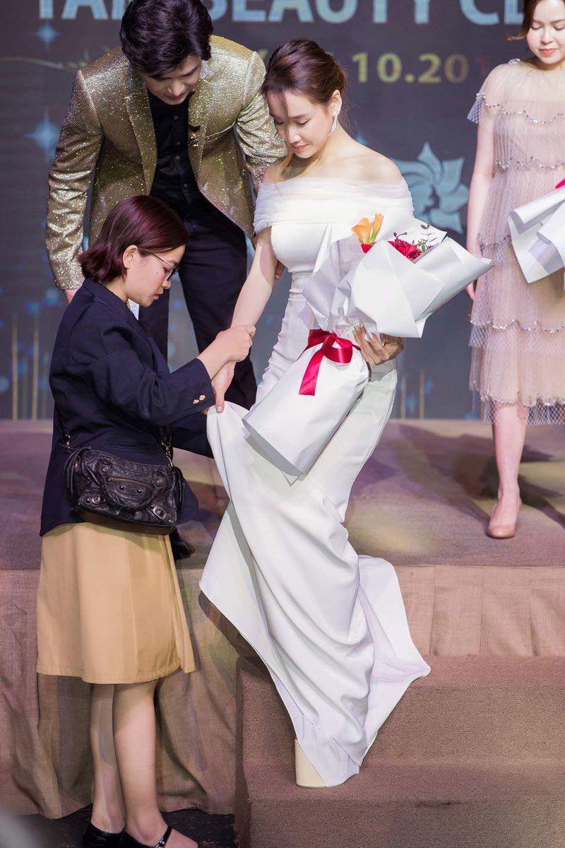 Để có được vóc dáng chuẩn như siêu mẫu, bà xã Trường Giang không ngần ngại chọn đi trên những đôi giày cao gót được ví như cà kheo.