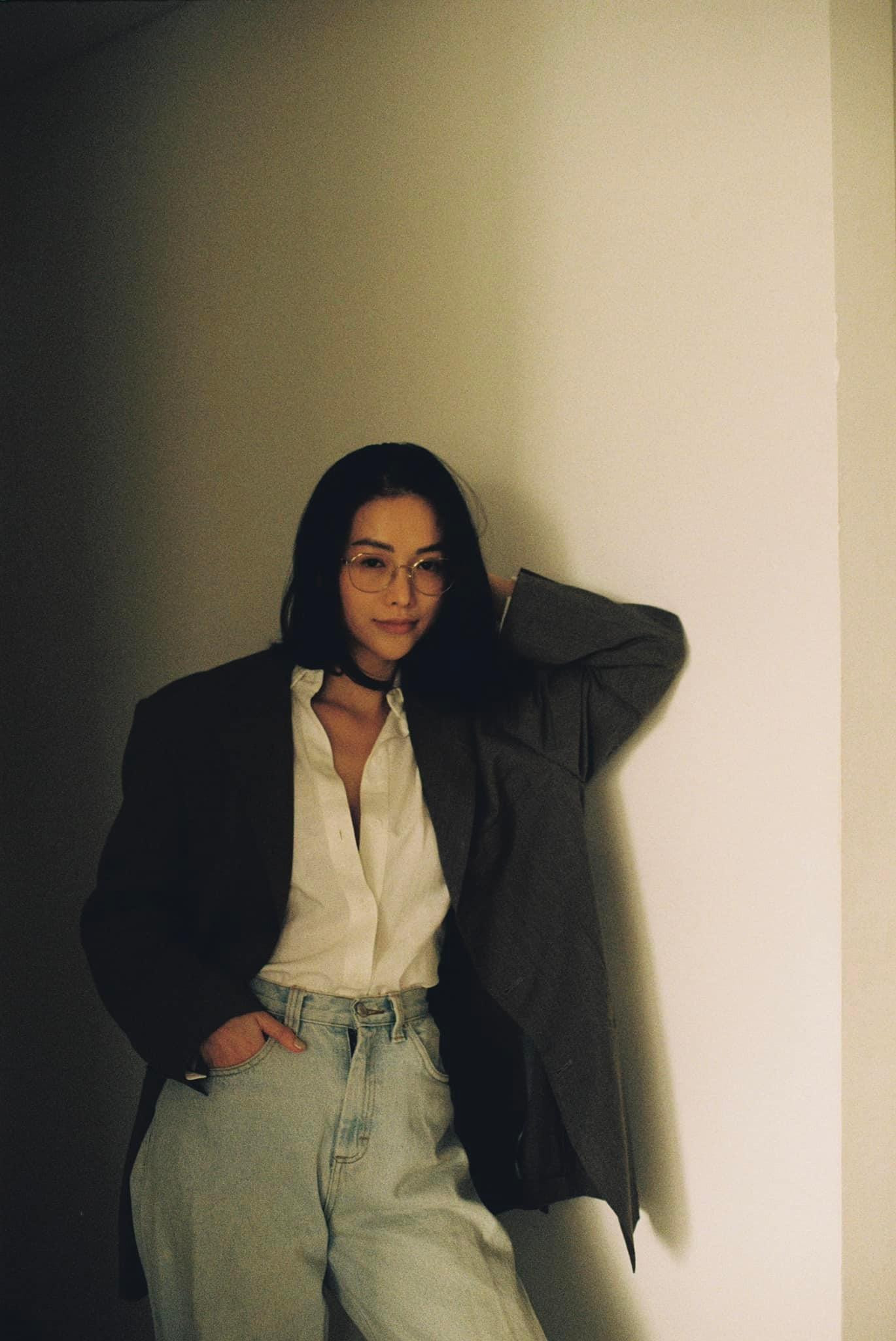 Đôi khi cũng có một chút gì đó vintage để giúp Phương Khánh thay đổi không khí làm việc căng thẳng của mình mà vẫn toát lên khí chất, thần thái ngút trời. Đôi khi cũng có một chút gì đó vintage để giúp Phương Khánh thay đổi không khí làm việc căng thẳng của mình mà vẫn toát lên khí chất, thần thái ngút trời.