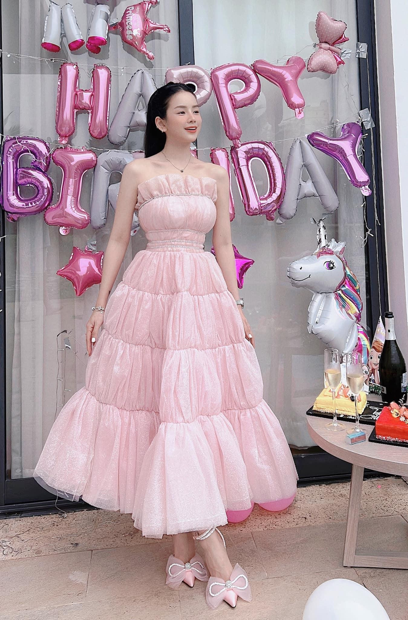 Chiếc váy hồng tầng kết hợp với phụ kiện và giày nơ khiến Mie như trở thành nàng công chúa trong ngày sinh nhật của mình.